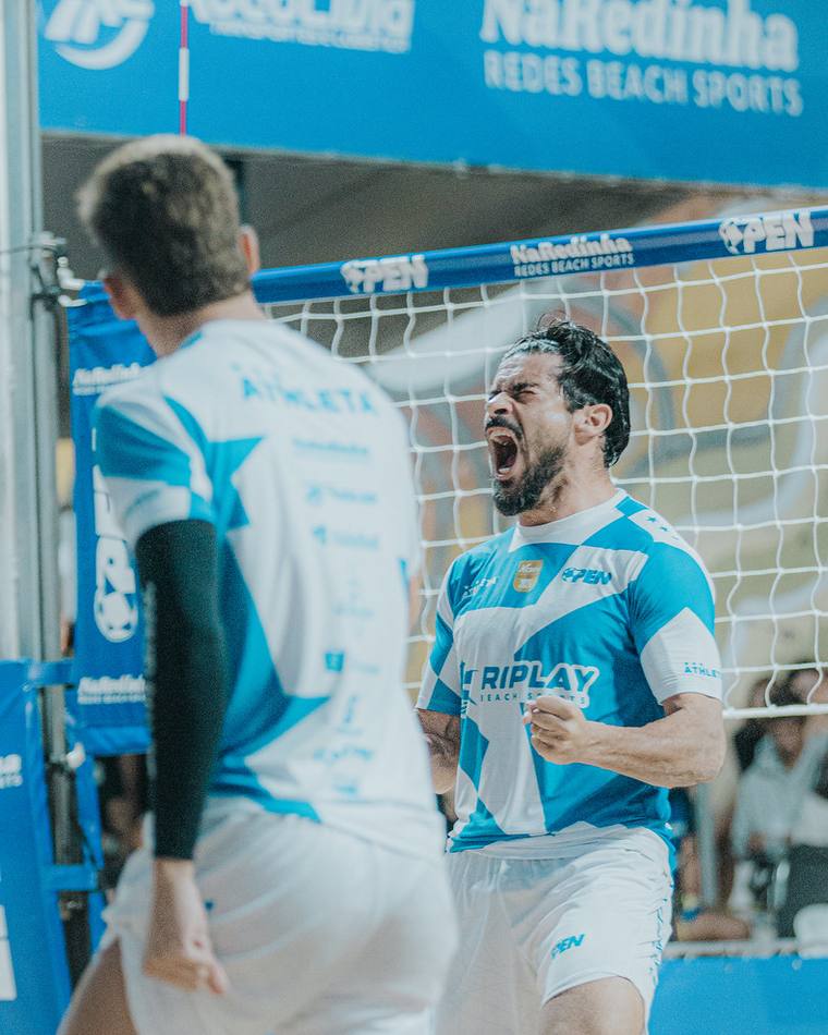 Dupla comemorando ponto na rede durante o campeonato