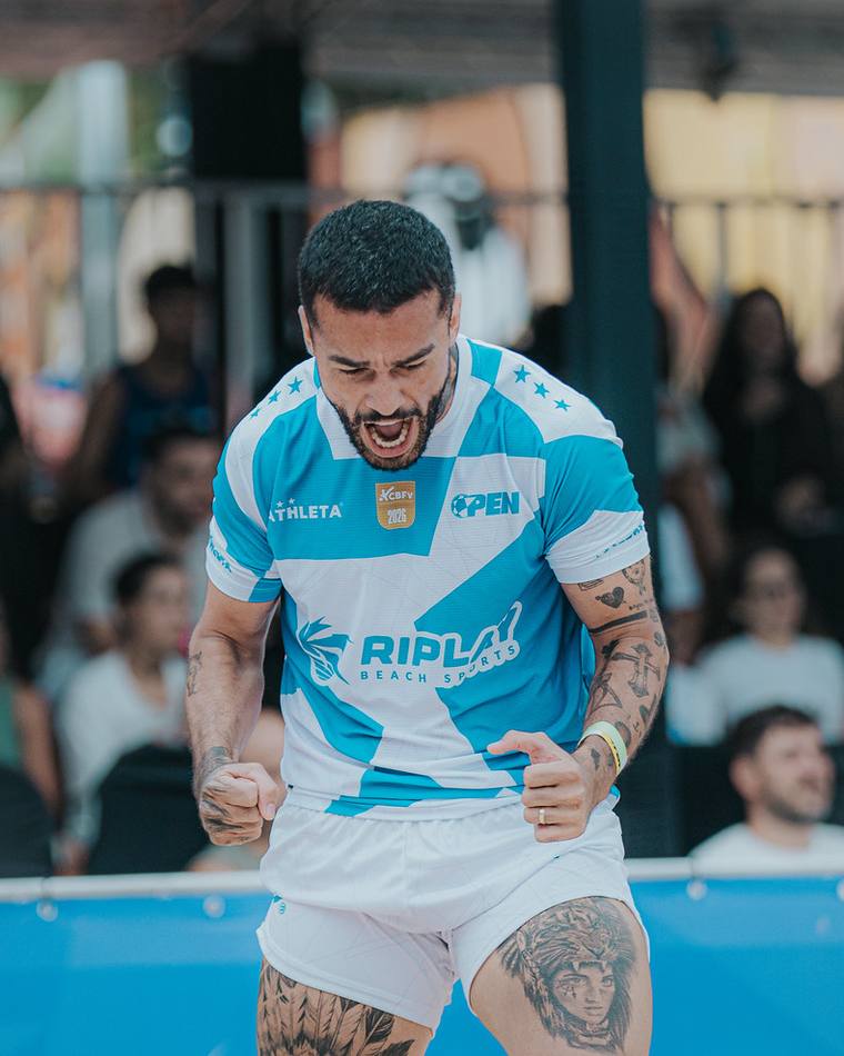 Atleta comemorando ponto no Campeonato Brasileiro de Futevôlei