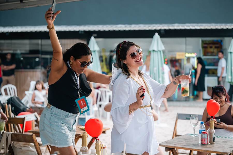 Participantes dançando na areia